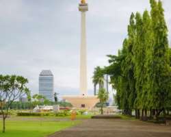 The statue is surrounded by a beautiful park featuring colorful flowers, dancing fountains, and food vendors to have some refreshments. All these feat
